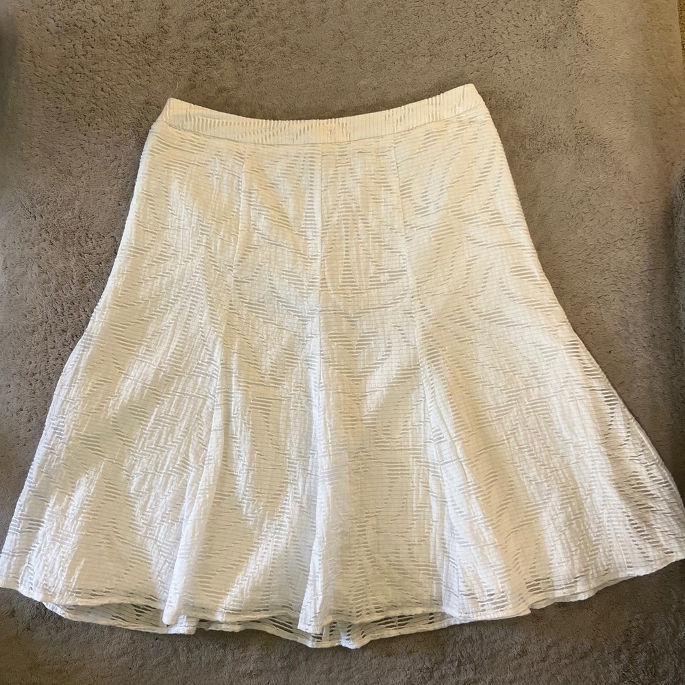 Liz Claiborne White Textured A-Line Skirt Size 8 Burnout Pattern Knee Length